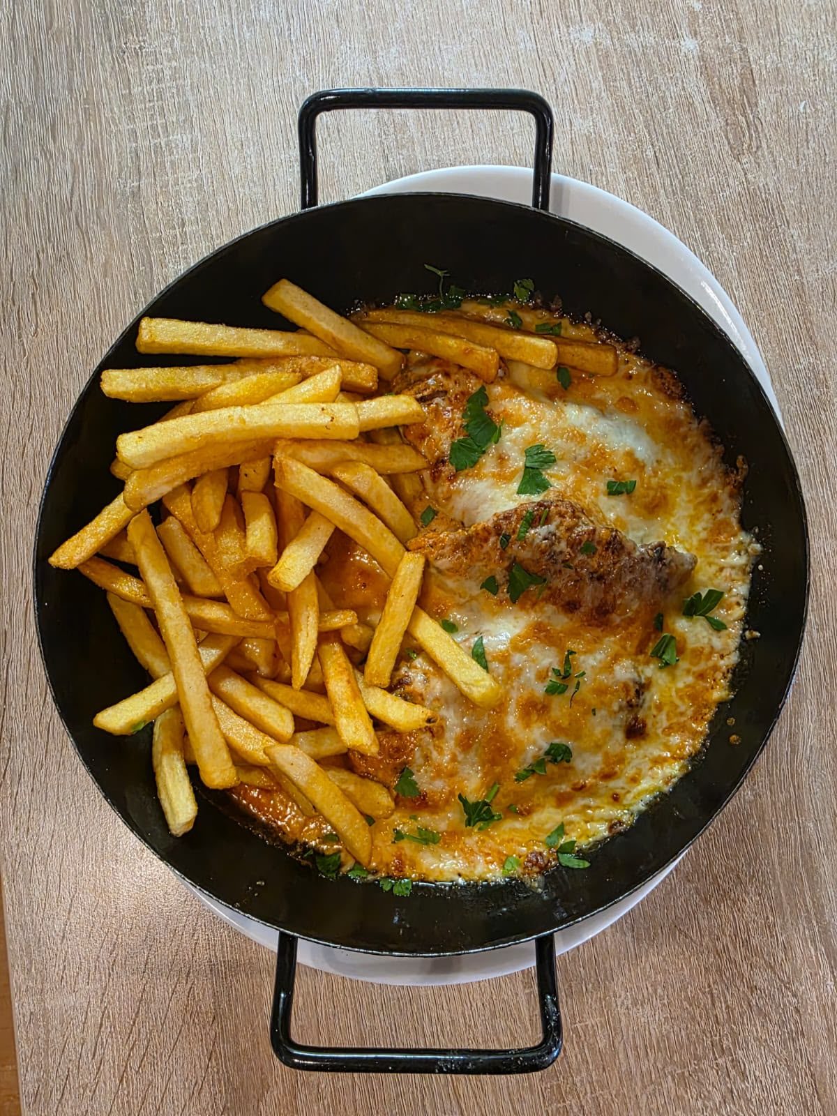 Überbackenes Gericht mit Pommes