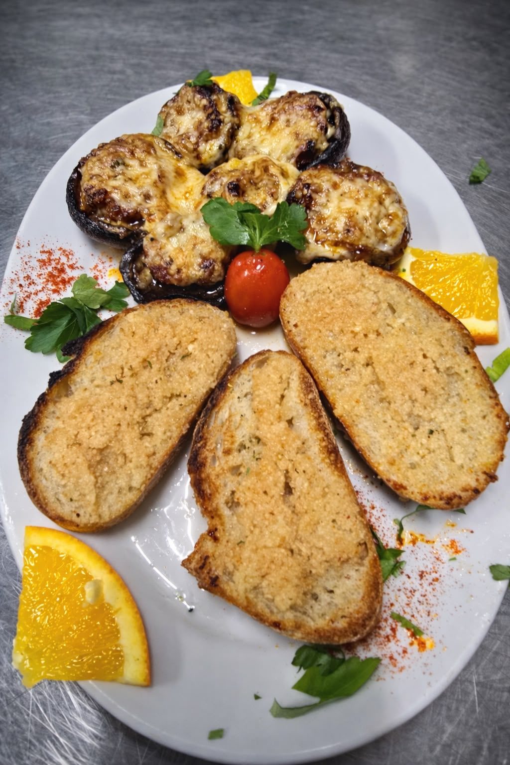 Überbackene Vorspeise mit Knoblauchbrot